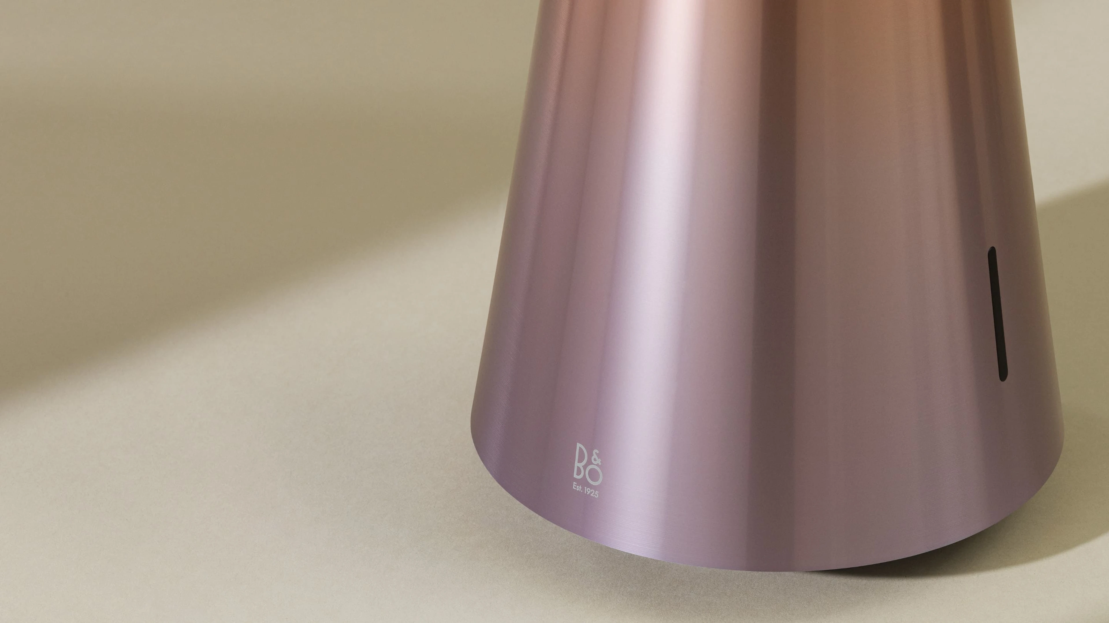 Closeup image of "Duet" speaker from the Beosound 2 Gradient Collection